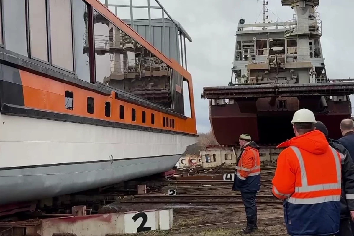 Новое электросудно для переправы Нижний Новгород — Бор спущено на воду