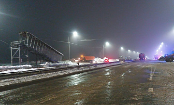 Грузовик снес пешеходный мост на федеральной трассе в Нижегородской области
