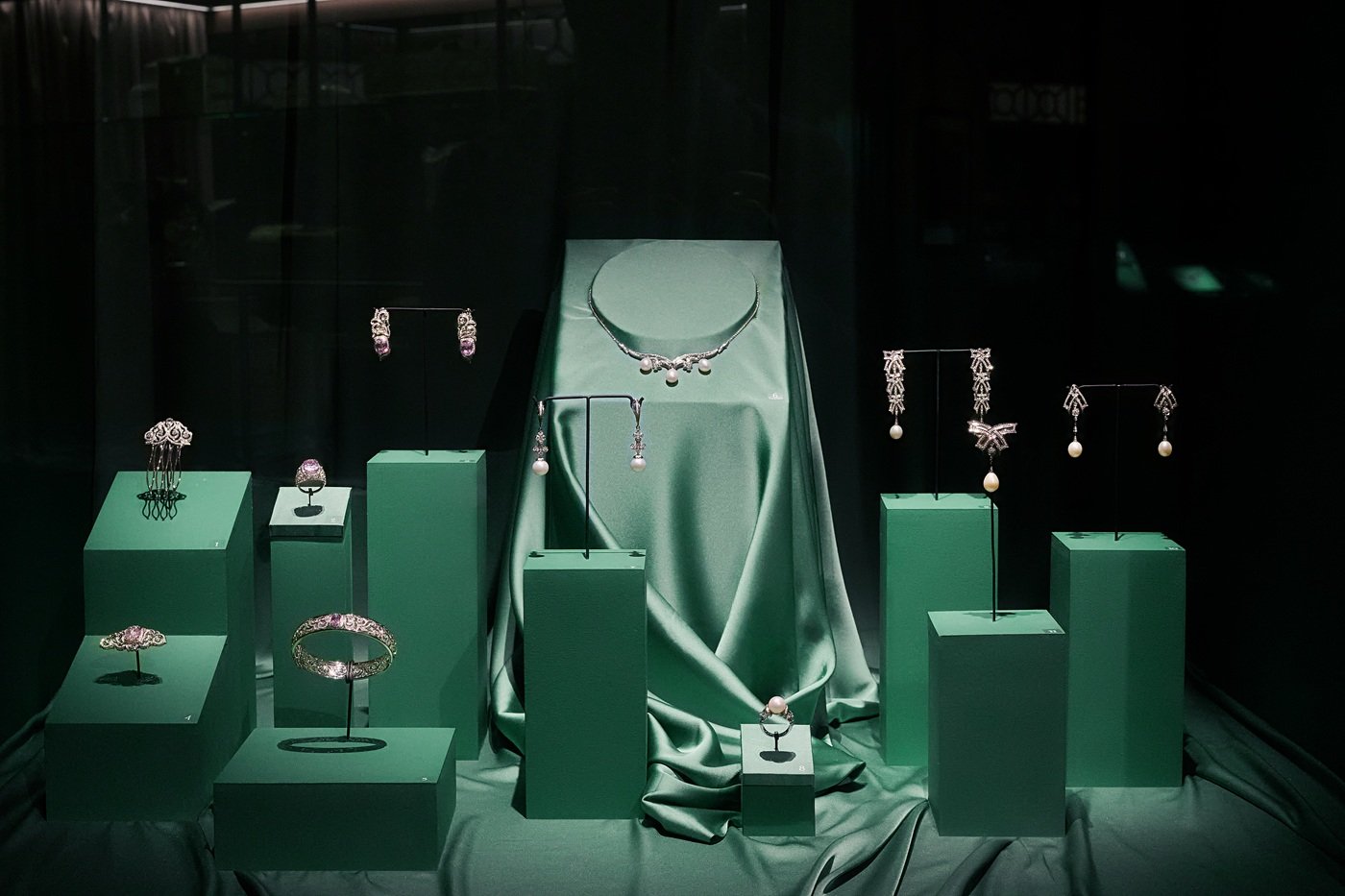 Выставка MIUZDiamonds и Государственного исторического музея «Очарование красоты. Из истории ювелирных украшений в России»