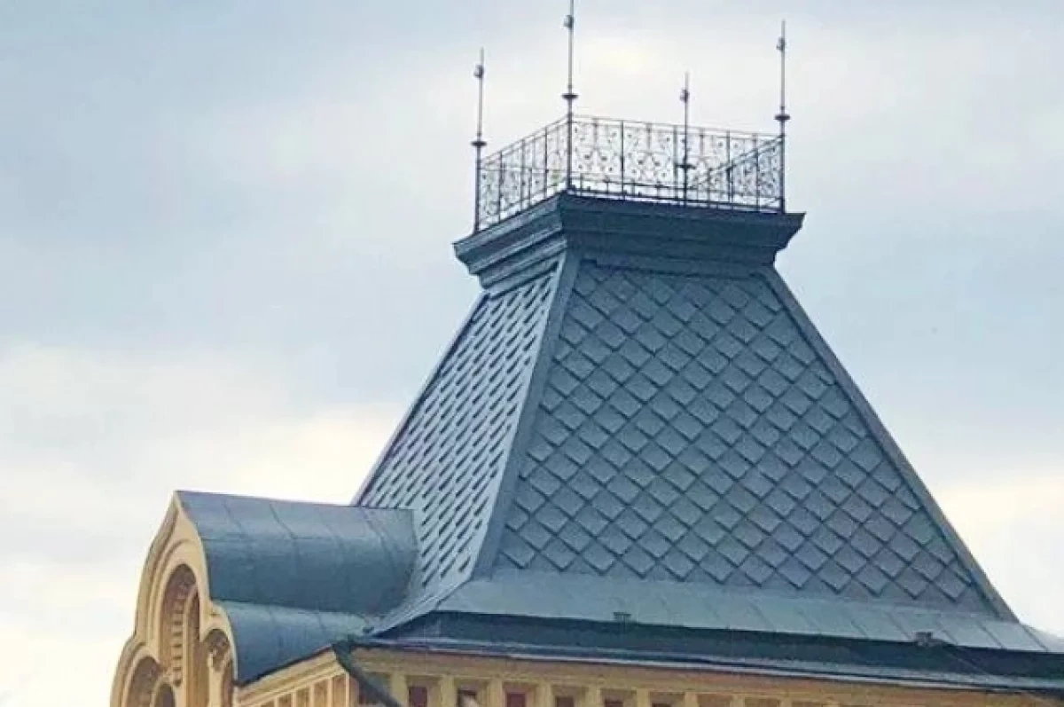На башнях Нижегородской ярмарки установили короны